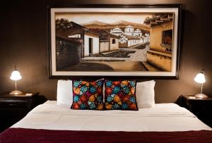 Hotel Los Olivos Santiago Atitlan客房内的一张或多张床位