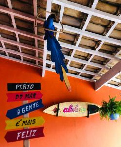 伯迪亚哥Pousada da Sú的悬挂在天花板上的冲浪板上的一些标志