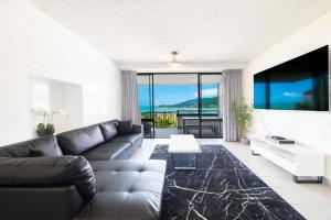 埃尔利海滩Ocean Views at Whitsunday Terraces Resort的客厅配有沙发和桌子