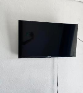 Saint-LouisPeyi Galante Évasion的挂在墙上的平面电视