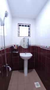 新山The Penggawa Homestay - 3 comfortable bedrooms的一间带水槽和镜子的浴室