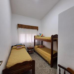 阿肖海Chalet La Mambu的客房设有两张双层床和一扇窗户。