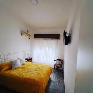 阿肖海Chalet La Mambu的一间卧室配有黄色的床和椅子