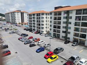 Bandar Puncak AlamYuslina Homestay的停车场里满是汽车的停车场