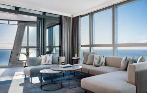 黄金海岸The Langham, Gold Coast and Jewel Residences的客厅配有沙发和桌子