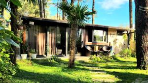 乌雷基House & Yard Sesil XS 60m to beach的前面有棕榈树的房子