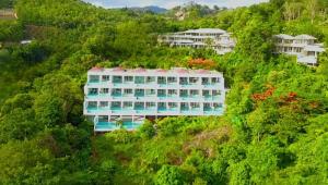 卡马拉海滩Amala Grand Bleu Resort Hilltops - SHA的山丘上建筑物的空中景观