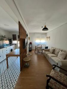 莱约阿Apartment for 4 in Lejona Casa Natalia NO ELEVATOR的客厅配有沙发和桌子