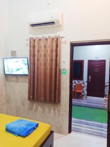 哲帕拉Homestay Premium 45的客厅配有窗帘和电视