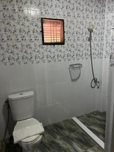 Ban Chak PhaiTraditional Thai house บ้านเรือนไทย ใกล้หาดระยอง的一间带卫生间和窗户的浴室