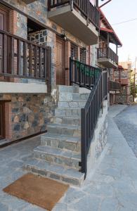 帕雷斯阿吉萨那Palaios Agios Athanasios Luxury Μaisonette的房屋前的楼梯