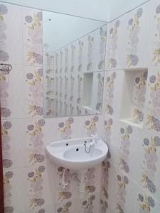 哲帕拉Homestay Premium 45的浴室设有白色水槽和镜子