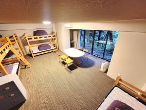 日光K's House Nikko - Kinugawa Onsen Hostel的卧室享有高空美景,配有双层床