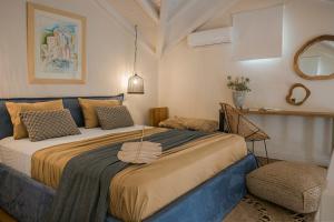 阿索斯Braunis Horio Villas的一间卧室,卧室内配有一张大床