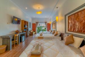 Phumĭ Ta PhŭlAngkor Rithy Residence的中间设有1间带1张大床的大型客厅。