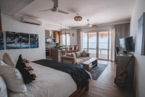 乌鲁瓦图Legends Beachfront Resort的一间卧室设有一张床和一间客厅。