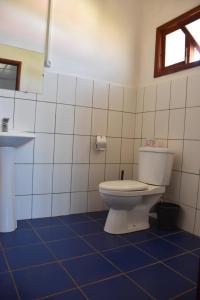 迭戈苏瓦雷斯Centre Lucien Botovasoa的一间带卫生间和水槽的浴室