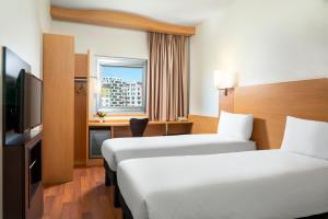开塞利宜必思开塞利酒店的酒店客房设有两张床和电视。