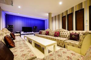 暖武里府Ruen Rattana Resort的带沙发和桌子的大客厅
