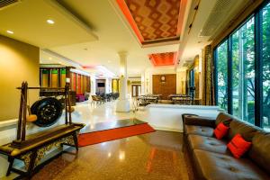 暖武里府Ruen Rattana Resort的客厅配有沙发和桌子