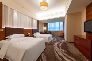 佛山佛山皇冠假日酒店-专享香港往返大巴站点的酒店客房设有两张床和一台平面电视。