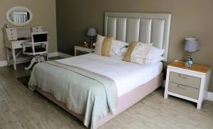 斯瓦科普蒙德Atlantic Villa Boutique Guesthouse的卧室配有一张白色大床和一张书桌
