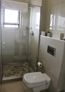 斯瓦科普蒙德Atlantic Villa Boutique Guesthouse的带淋浴和卫生间的白色浴室
