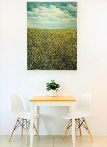 台东小逗民宿的一张桌子和椅子,墙上挂着一幅画