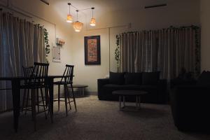 埃尔讷古勒姆Casilda By The Oaks Inn的客厅配有沙发和桌椅