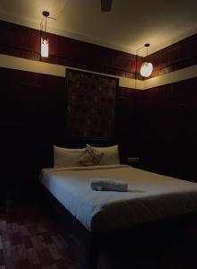 埃尔讷古勒姆Casilda By The Oaks Inn的一间卧室配有一张带蓝色毛巾的床