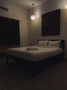 埃尔讷古勒姆Casilda By The Oaks Inn的一间卧室配有一张大床,光线充足