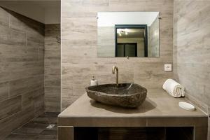 韦基奥圣露西港口Via Mare的一间带石制水槽和镜子的浴室