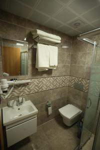 锡瓦斯BEYAZ İNCİ OTEL的一间带水槽、卫生间和镜子的浴室