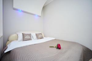 敖德萨格雷切斯科公寓式酒店的一间卧室,床上有粉红色玫瑰