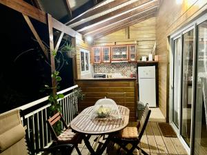 Rivière-PiloteMahogany Lodge - Oasis cosy的阳台的小厨房配有桌椅