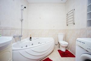 敖德萨格雷切斯科公寓式酒店的带浴缸、卫生间和盥洗盆的浴室