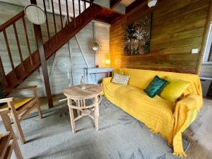 Rivière-PiloteMahogany Lodge - Oasis cosy的客厅配有黄色的沙发和桌子
