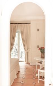 伊斯基亚Mezzatorre Hotel & Thermal Spa的白色的客房配有一张床和一张桌子