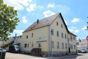 Karlsdorf-NeuthardGasthaus zum Ritter的一条白色的街道上,有黑色屋顶