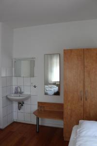 Karlsdorf-NeuthardGasthaus zum Ritter的浴室设有床、水槽和镜子