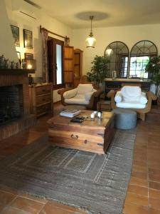 米哈斯科斯塔Las Gitanillas, villa with heated pool, La Cala de Mijas的带沙发和咖啡桌的客厅