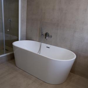开普敦1 on Albert Building的带淋浴的浴室配有白色浴缸。