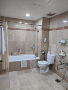 名古屋太平洋皇宫酒店的带浴缸、卫生间和盥洗盆的浴室