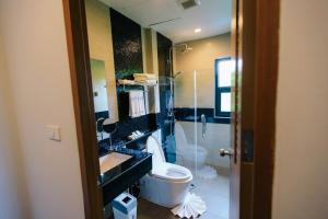 清迈财富精品清迈酒店的浴室配有卫生间、盥洗盆和淋浴。