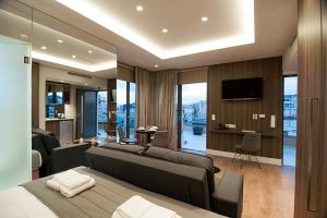 雅典Athens Platinum Rooms and Suites的带沙发和电视的客厅