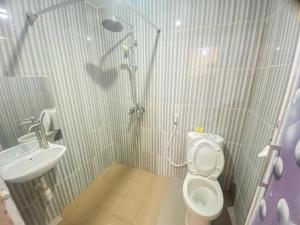 SaroakoVilla Matano Sorowako Redpartner的带淋浴、卫生间和盥洗盆的浴室