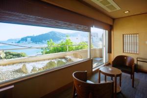 热海熱海の隠れ里的客房设有享有美景的大窗户。