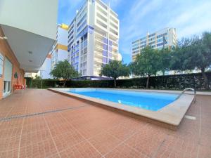 波尔蒂芒Espirito Santo II Wonderful Beach Apartment的一座游泳池,位于两座高楼内