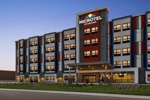 多瓦尔Microtel Inn & Suites Dorval QC的上面有微软标志的办公楼