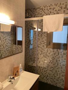 索尔德乌Nice apartment Soldeu Renttarter的一间带水槽和淋浴的浴室
